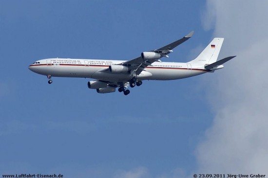 1601_A340-313x_GAF901_EDDE-23092011_J-U-Graber_01_W.jpg (29.88 KiB) 5492 mal betrachtet 1601_A340-313x_GAF901_EDDE-23092011_J-U-Graber_01_W.jpg