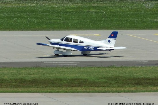 HB-PHO_PA-28-181_Flugsportgruppe-Zuericher-Oberland_EDDE-14082012_S-Tikwe_01_W.jpg