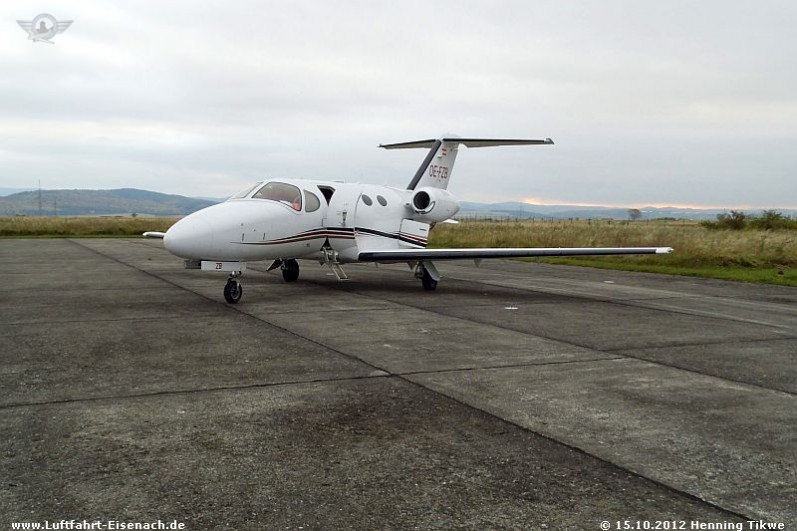 OE-FZB_Cessna-C-510-Mustang_GlobeAir_EDGE-15102012_H-Tikwe_03_W.jpg (87 KiB) 4259 mal betrachtet OE-FZB_Cessna-C-510-Mustang_GlobeAir_EDGE-15102012_H-Tikwe_03_W.jpg
