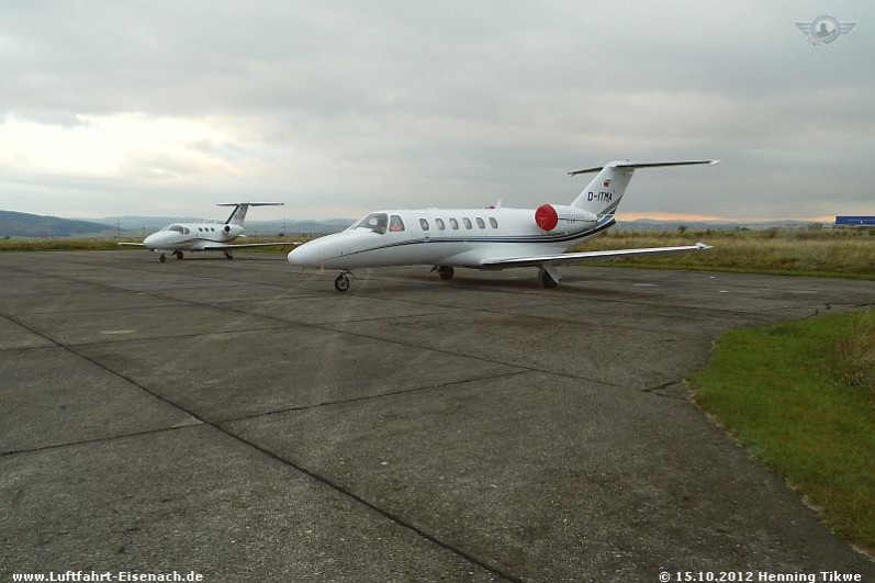 OE-ZFB_Cessna-510_und_D-ITMA_Cessna-525a_EDGE-15102012_H-Tikwe_02_W.jpg (79.1 KiB) 3954 mal betrachtet OE-ZFB_Cessna-510_und_D-ITMA_Cessna-525a_EDGE-15102012_H-Tikwe_02_W.jpg