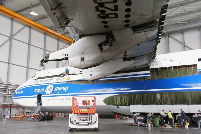 an124hangar_3.jpg