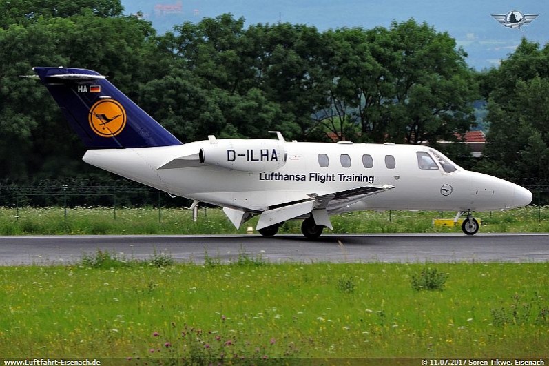 D-ILHA_Cessna-525A-CJ1_LH-FT_EDDE-211072017_S-Tikwe_03_W.jpg (115.07 KiB) 34844 mal betrachtet D-ILHA_Cessna-525A-CJ1_LH-FT_EDDE-211072017_S-Tikwe_03_W.jpg